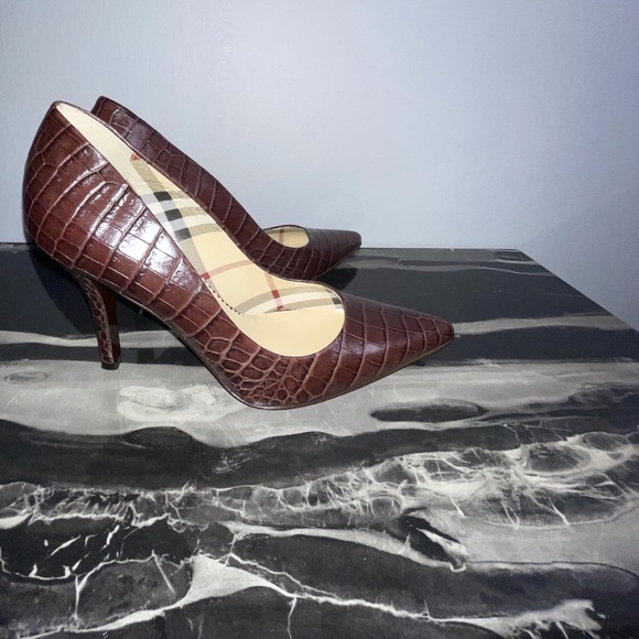 BURBERRY NWT Brown Croc Leather Pumps - Picture 2 of 12